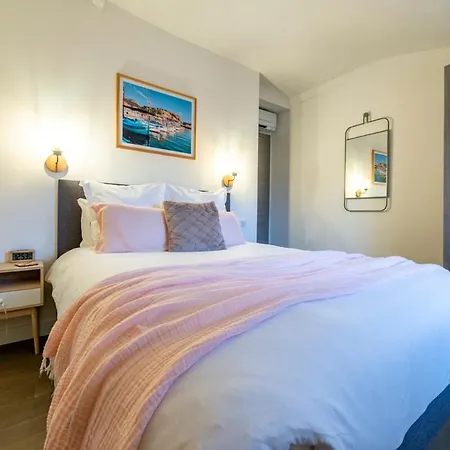 Rare 3 Bedroom 2 Bath Modern With Views In Old Center Apartment