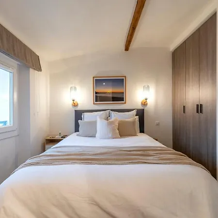 Rare 3 Bedroom 2 Bath Modern With Views In Old Center Apartment *