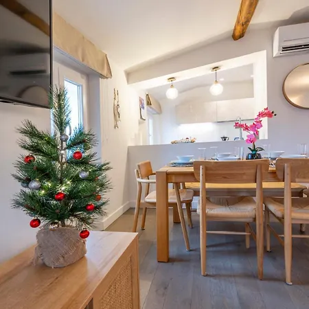 Rare 3 Bedroom 2 Bath Modern With Views In Old Center Apartment