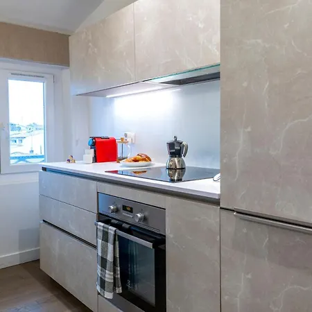 Apartment Rare 3 Bedroom 2 Bath Modern With Views In Old Center *
